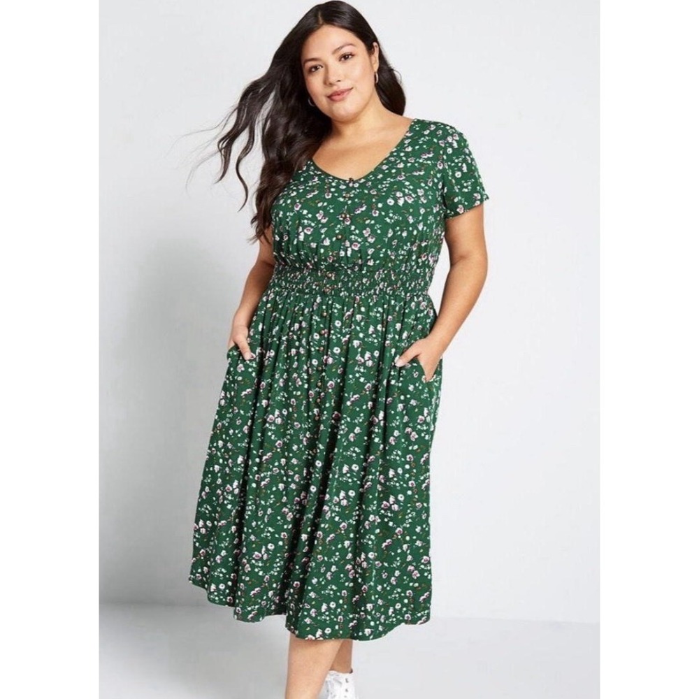ModCloth Women Flowing Dress‎ Floral Print Size Medium Green Cottagecore Casual